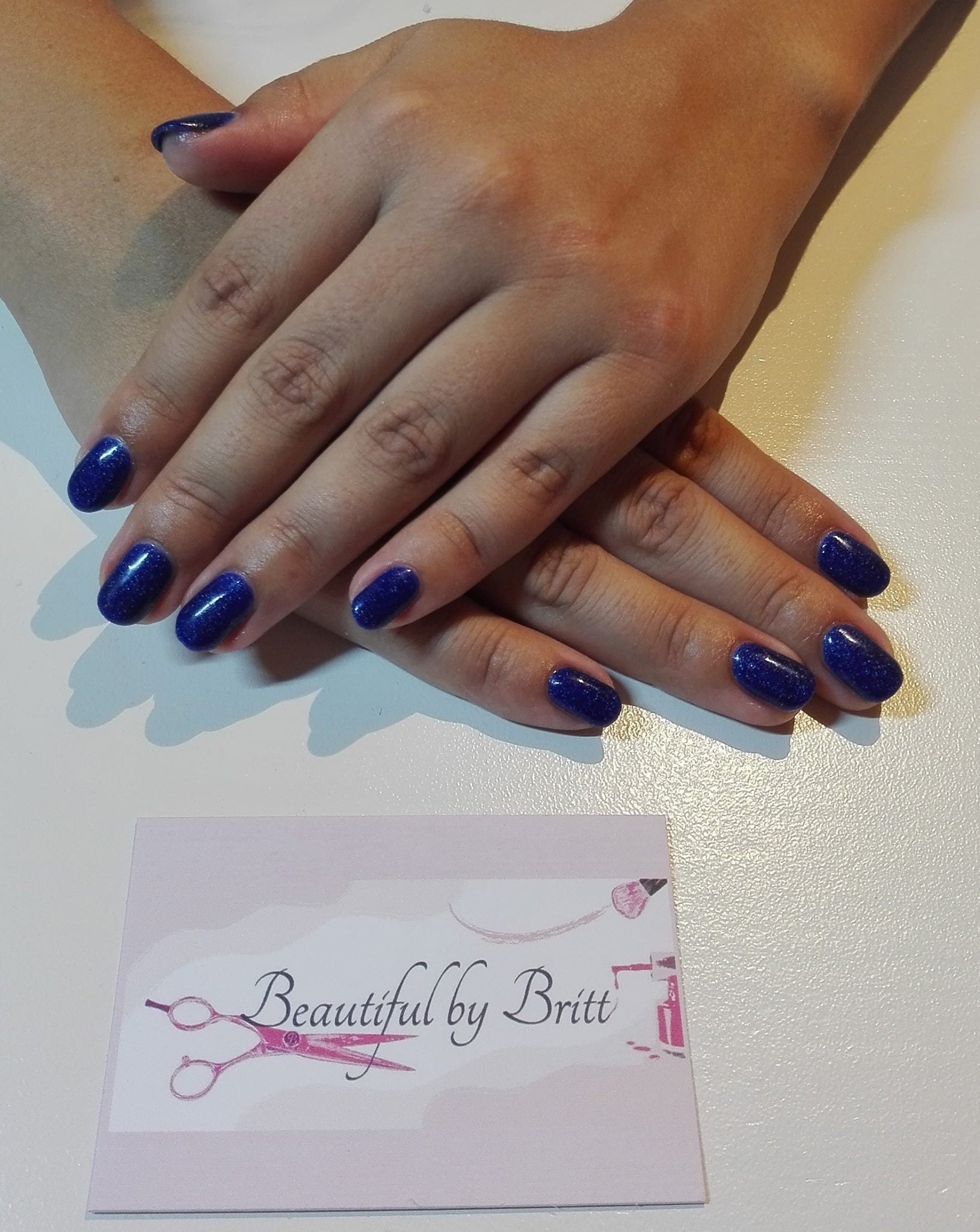 Blauw met een spikkel van rood en geel.