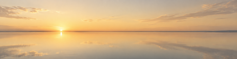Surface d'eau calme au petit matin reflétant un ciel clair