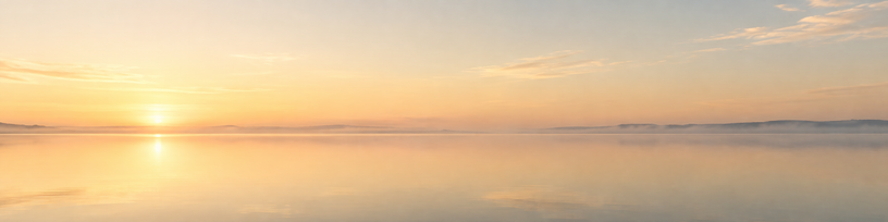 Eau calme et immobile au petit matin