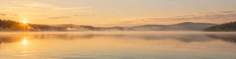 Lac calme au petit matin