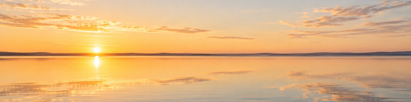 Surface d'eau calme au petit matin reflétant un ciel clair