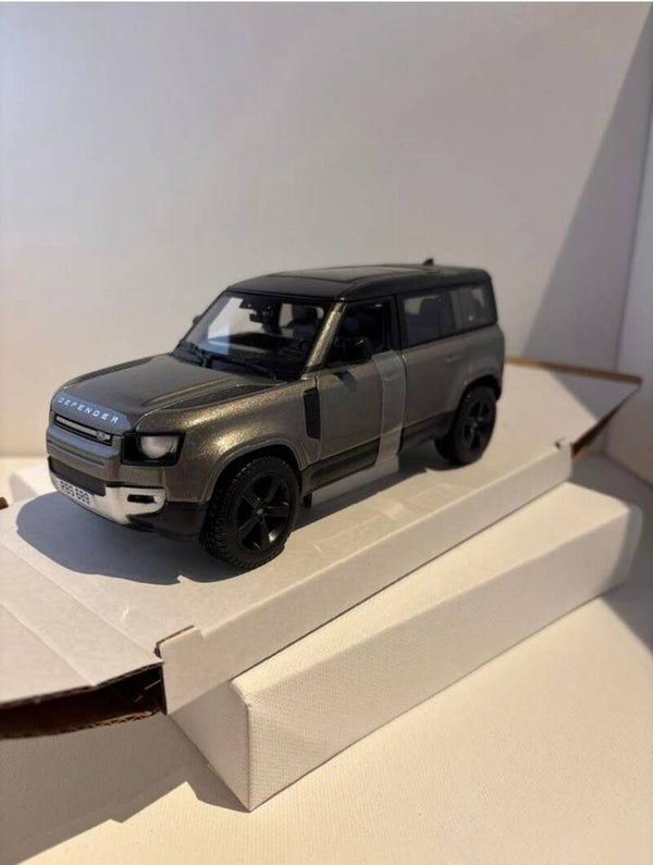 Burago 2022 Land Rover Defender 110   1:24