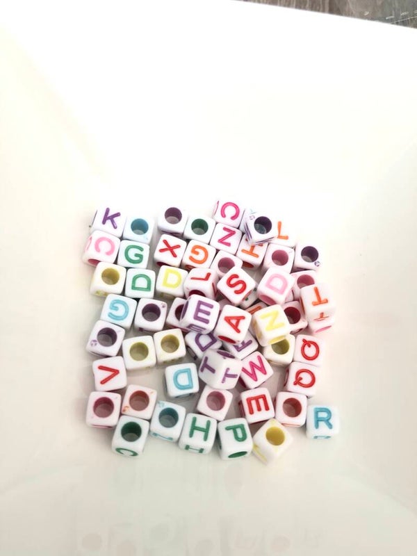 Vierkante gekleurde letter kralen