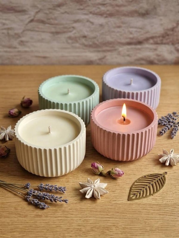 Contenant artisanal avec bougie coulée parfumée.