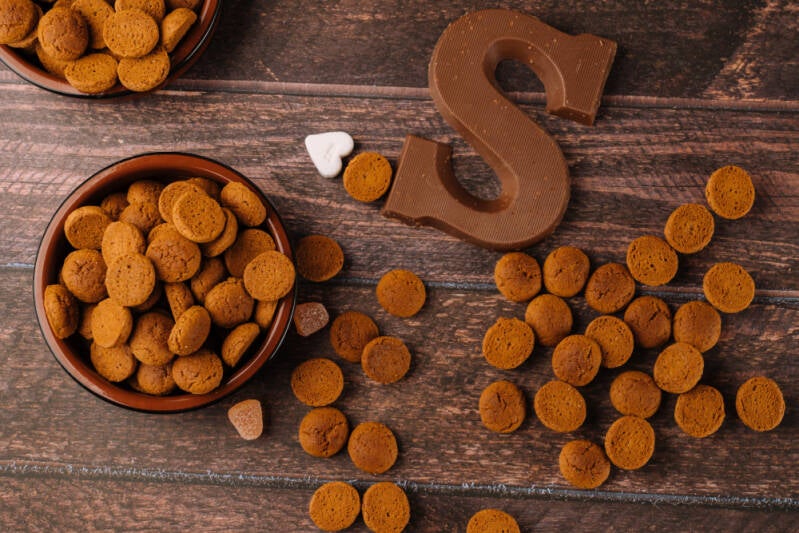 pepernoten, strooigoed, sinterklaas snoepgoed, snoepgoed sinterklaas, sinterklaas snoepgoed soorten, ouderwets sinterklaas snoepgoed, taaitaai, marsepein, taai taai, sinterklaas speculaas, speculaas