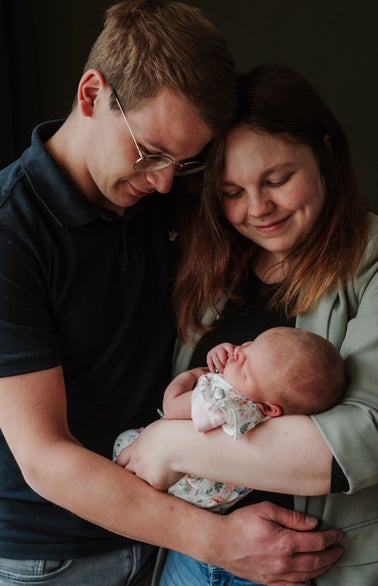 ouders kijken vol trots naar pasgeboren baby