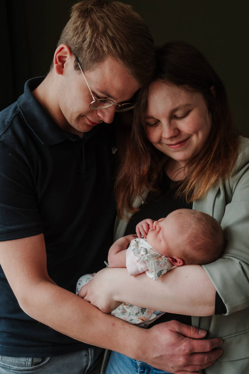 papa en mama kijken liefdevol naar baby