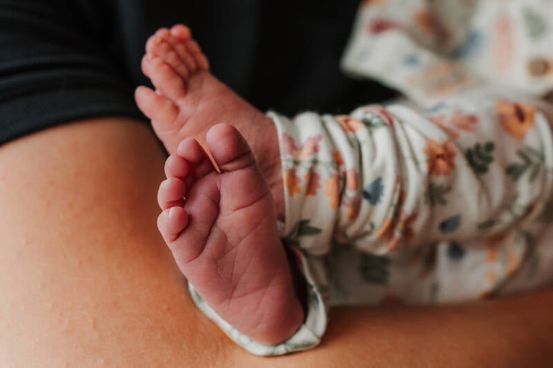pasgeboren babyvoetjes in beeld