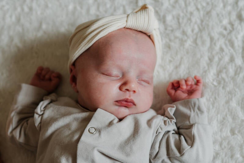 slapende baby van bovenaf gefotografeerd