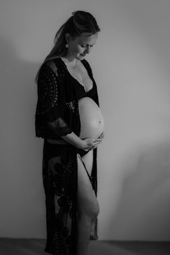 zwangerschapsshoot Drenthe - vrouw in kimono gefotografeerd