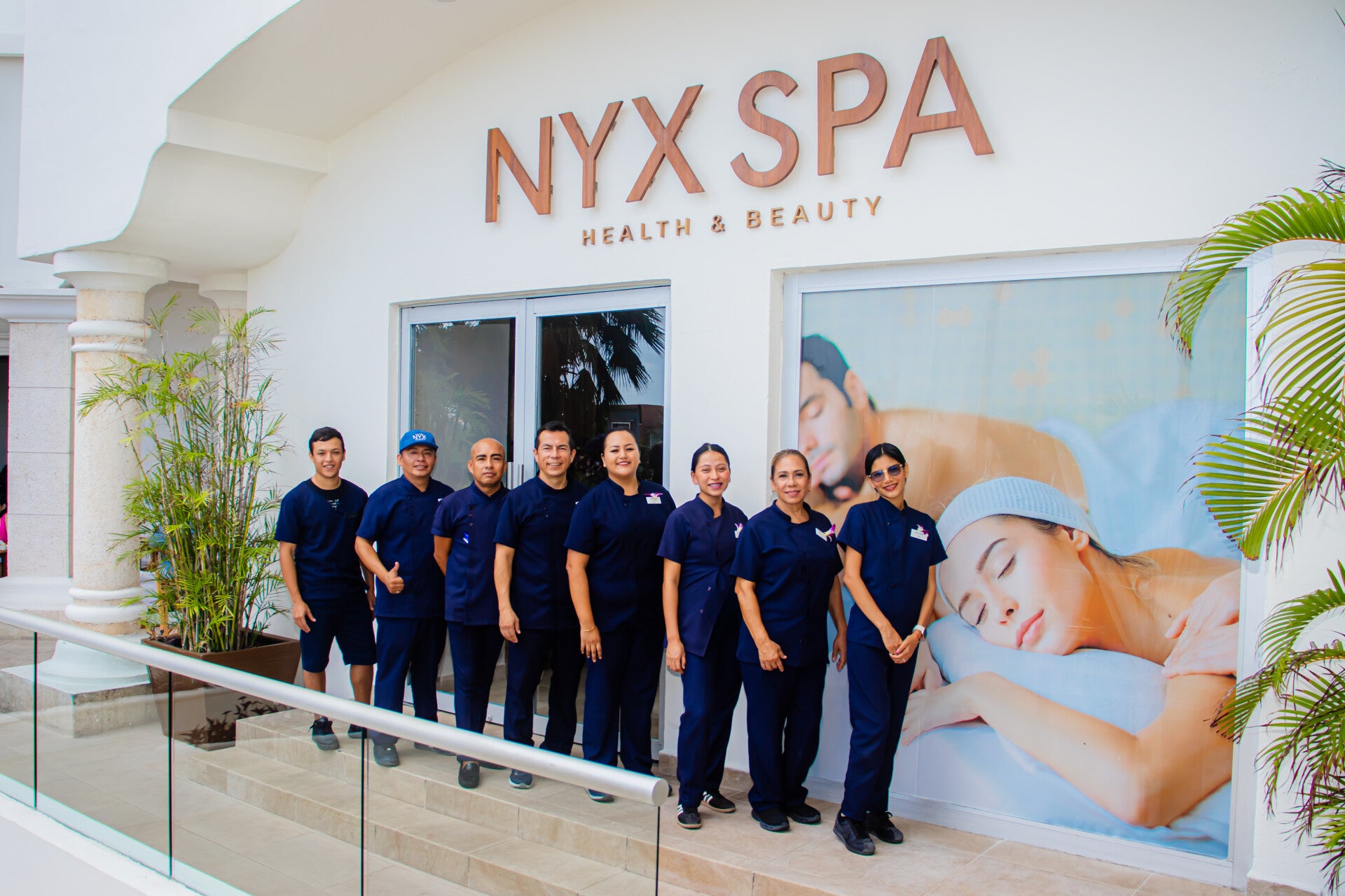 Equipo de terapeutas profesionales en Nyx Spa Health & Beauty, expertos en tratamientos estéticos en Cancún