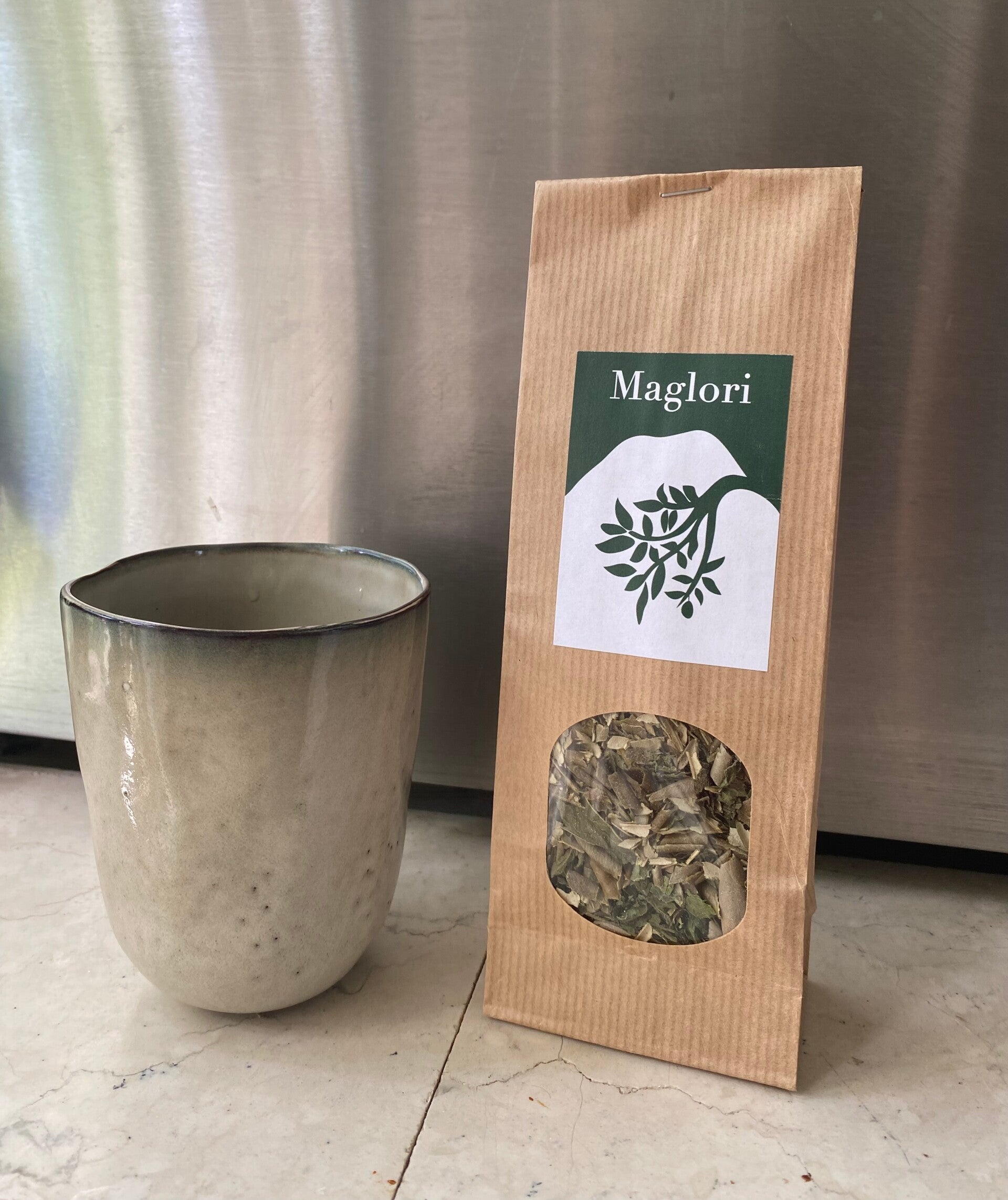 Gekneusde olijfbladeren met citroenmelisse en munt