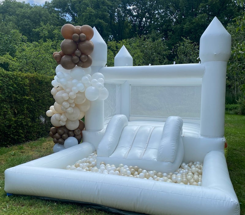 Wit springkussen met ballenbak witte springkussens