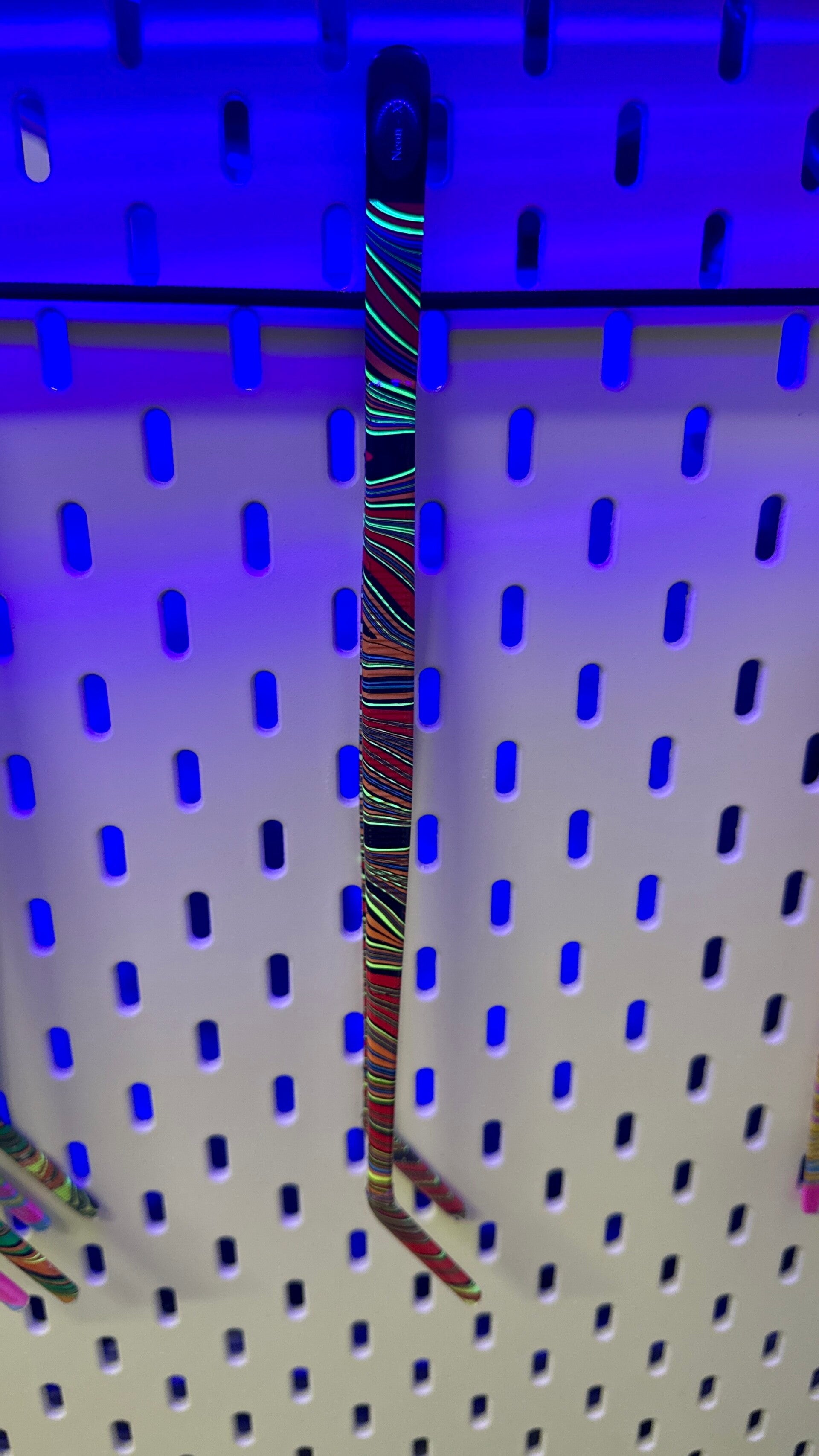 Neon X Pinzette gebogen WYSIWYG