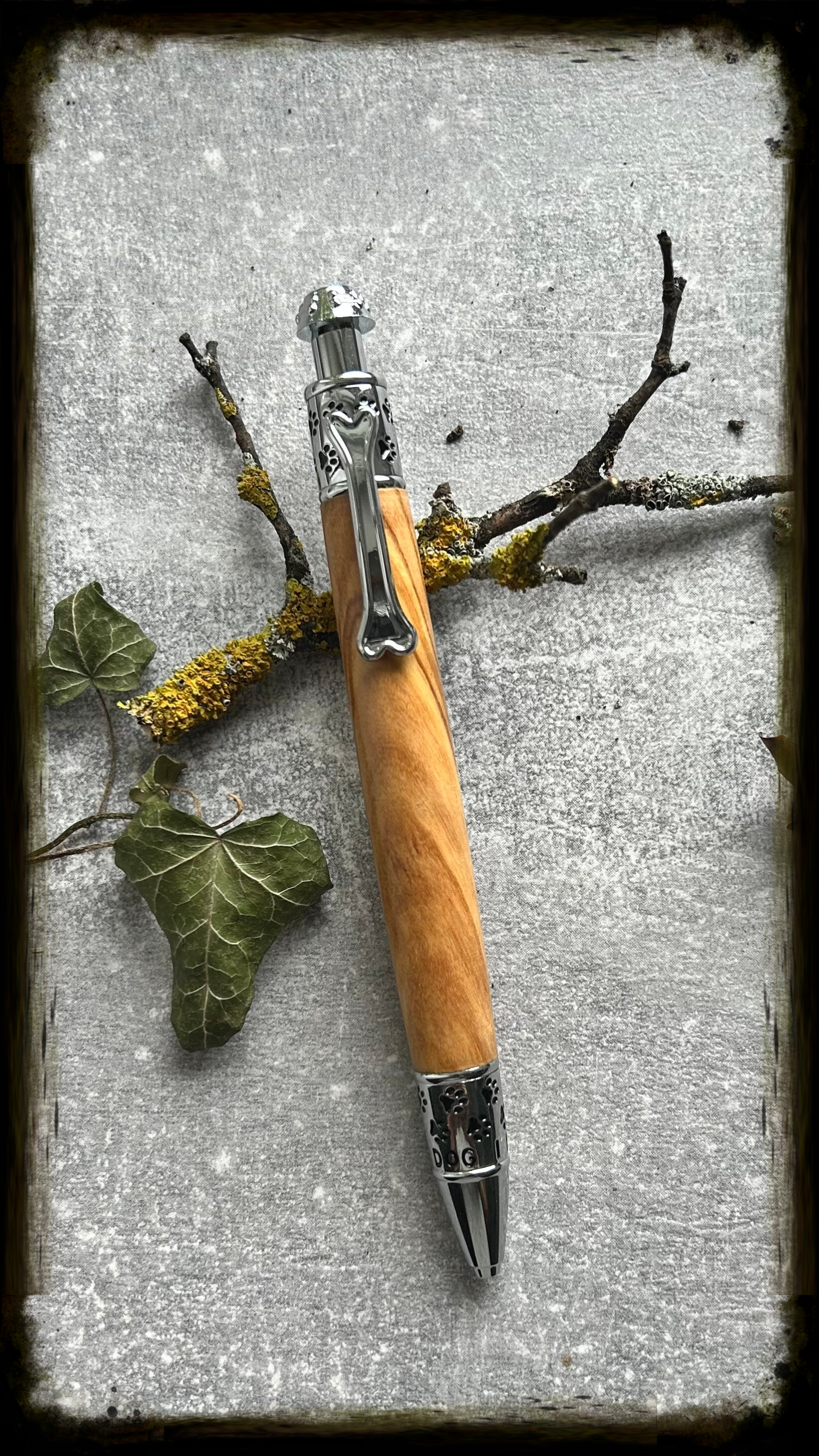 Druck - Kugelschreiber  „ Hund „ Holzart : Olive