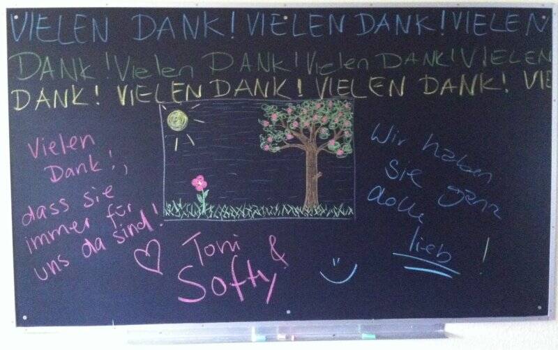 Eine Danksagung zweier Schülerinnen in Form einer bemalten Tafel