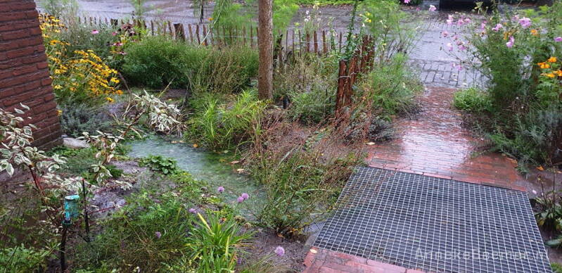 Klimaatbestendige voortuin met wadi in Hoogland. Ontwerp Anneke Beemer