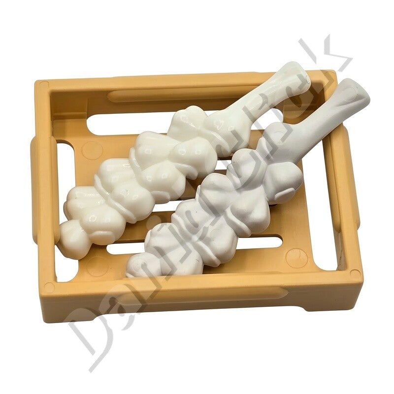 Caja con ristras de ajos