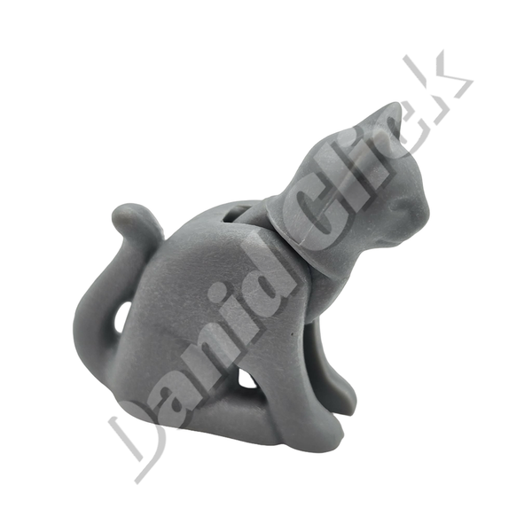 Gato Gris Agachado