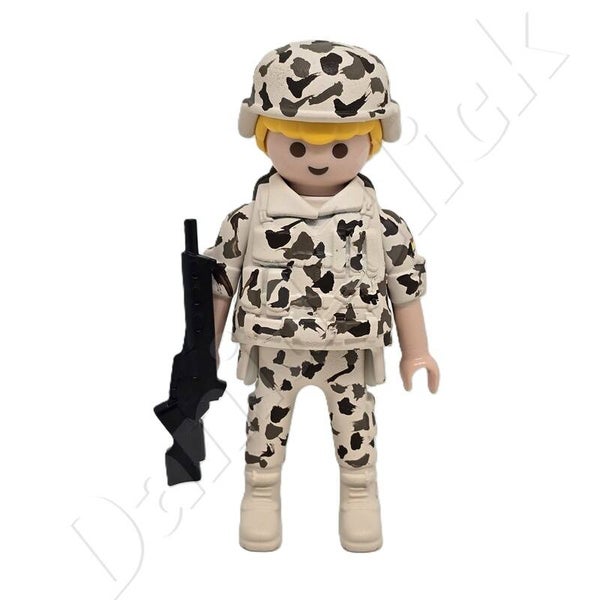 Soldado camuflaje desertico casco