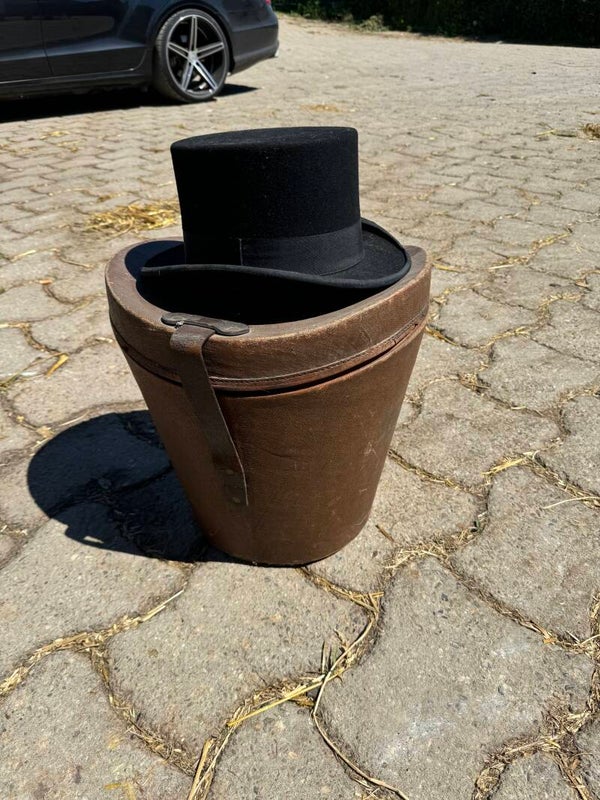 Oude authentieke cylinder hoeden