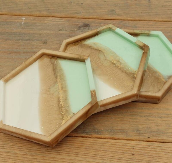 Zeshoekige onderzetters in mint/wit/brons