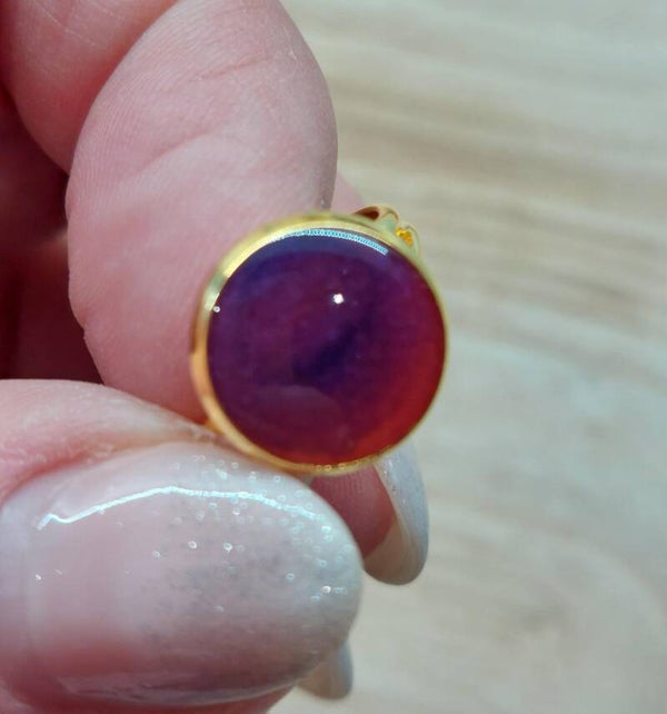 Goudkleurige ring met setting roze en paars