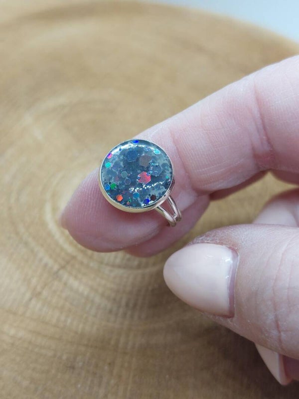 Zilverkleurige ring met setting antraciet glitter
