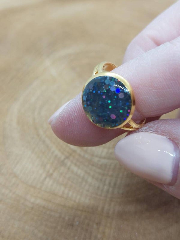 Goudkleurige ring met setting antraciet glitter
