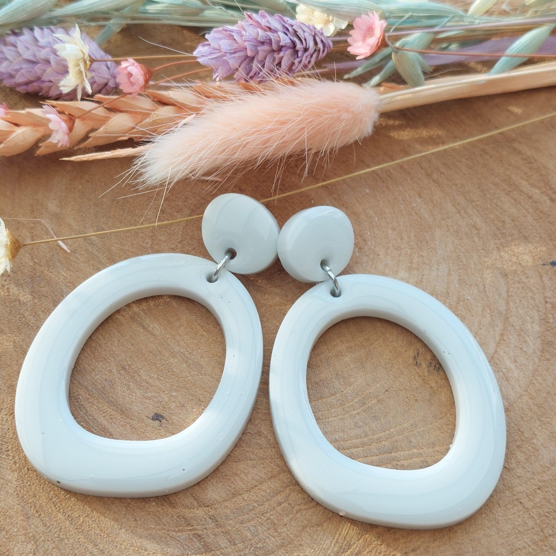 Oorstekers JOY lichtgrijs