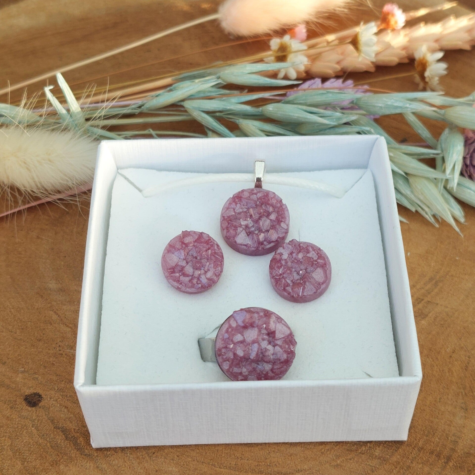 set van oorstekers, hangertje en ring LILA