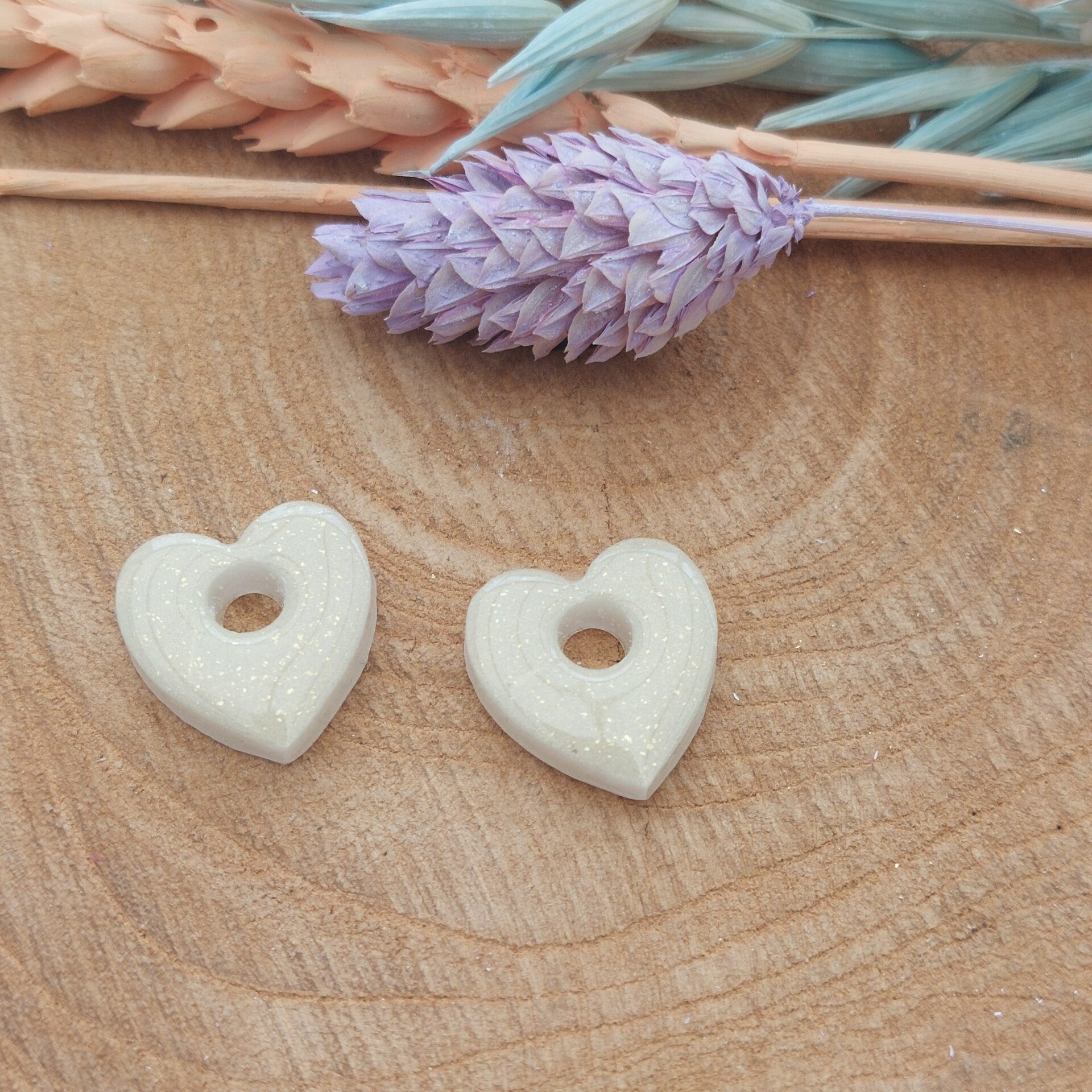 Resin bedeltjes AMOUR Ivory