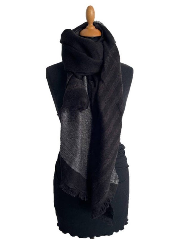 HIGHFIELD SHAWL GEWEVEN STREEP 70CM X 180CM. ZWART-GRIJS Code:217