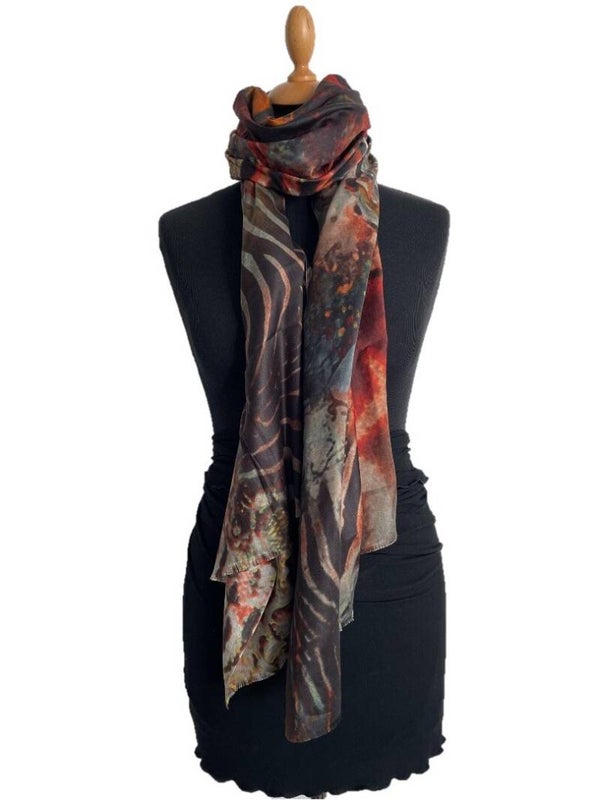 HIGHFIELD SHAWL DESSIN “FEATHERS” ZIJDE 70CM X 180CM – WARME ROOD TINTEN / ZWART Code:223