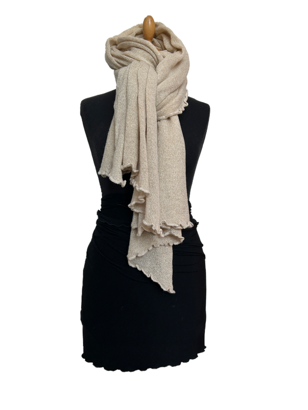 HIGHFIELD SHAWL GEBREID MET RUFFLE RONDOM, KLEUR OFFWHITE MET GOUDEN LUREX, 80 x 190CM Code:243