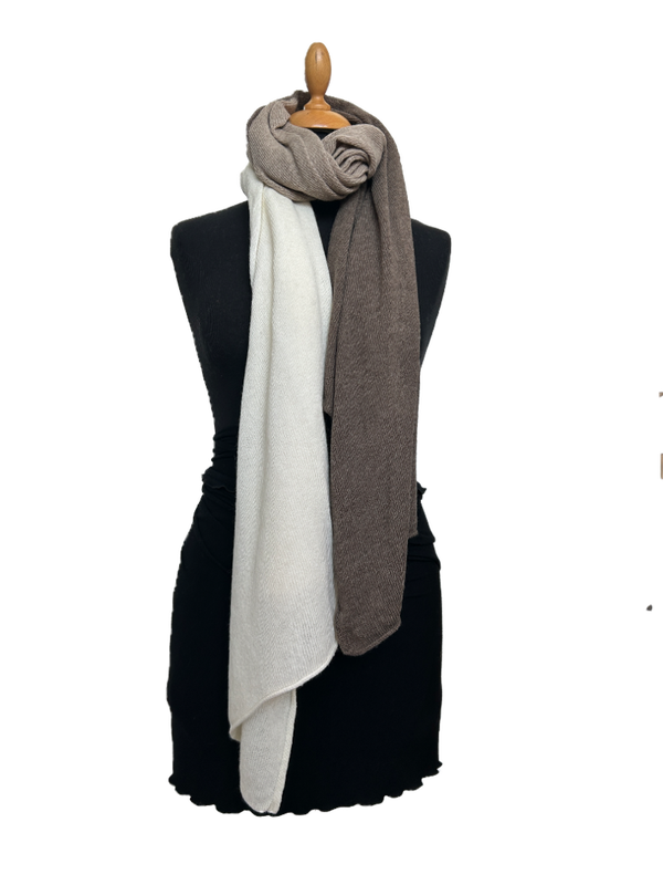 HIGHFIELD SHAWL GEBREID 3 KLEUREN STREEP OFFWHITE/CAMEL/ZAND, 70 X 190CM Code:253