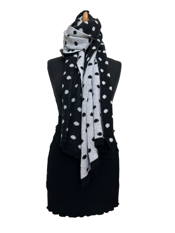 HIGHFIELD SHAWL GEBREID “DOTS” BLACK-WHITE, 60 X 190CM Code:258