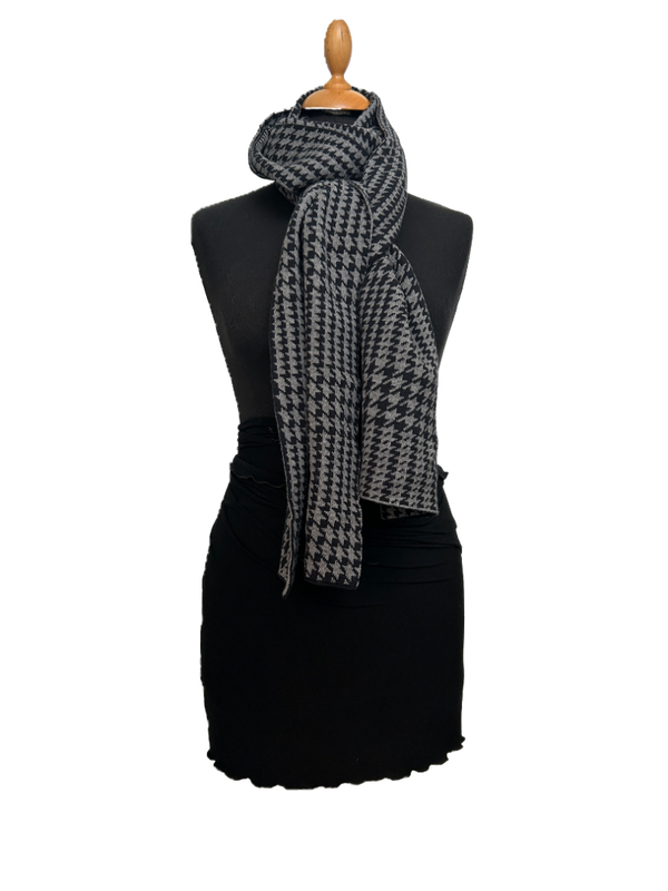 HIGHFIELD SHAWL MADE IN ITALY DESSIN Pied-de-Poule. KLEUR GRIJS, ZWART-NAVY CA. 30 X 210CM