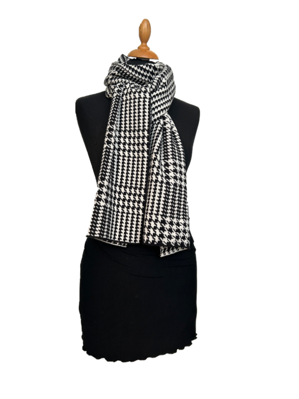 HIGHFIELD SHAWL MADE IN  ITALY DESSIN Pied-de-Poule. KLEUR ZWART/WIT CA. 30 X 210CM Code:276