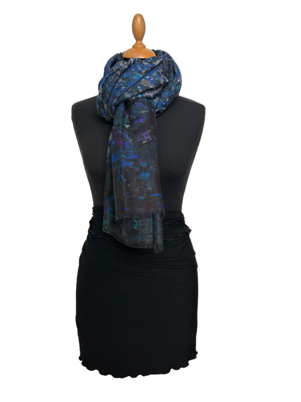 HIGHFIELD SHAWL  100% WOL, "PRINT GEVLAMD" 90CM X 190CM, KLEUR ZWART/NAVY/GRIJS Code:291