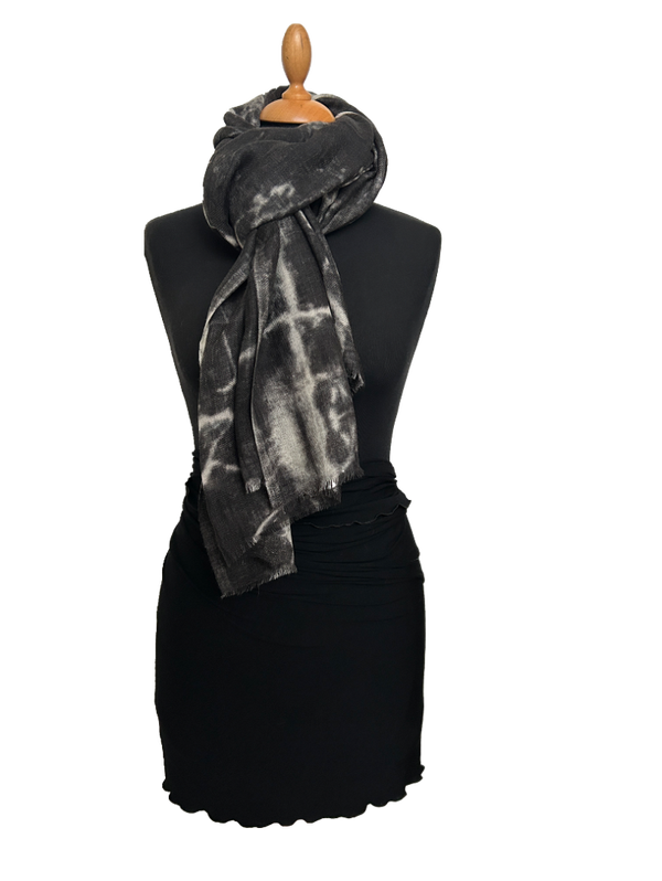 HIGHFIELD SHAWL  100% WOL, "PRINT GEVLAMD" 90CM X 190CM, KLEUR ZWART/GRIJS Code:292