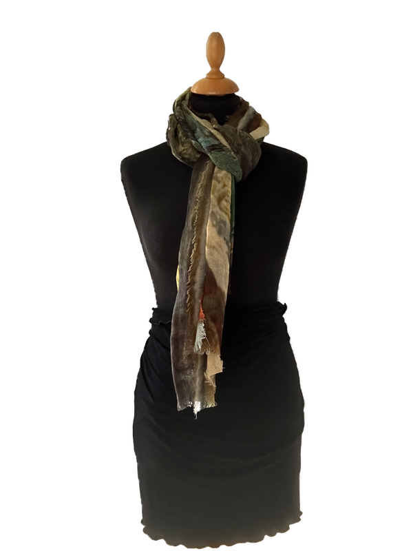 HIGHFIELD SHAWL DESSIN “HUIS”100% MERINO WOL, 70CM X 180CM. KLEUR OCRE/BLUE/GREEN Code:365