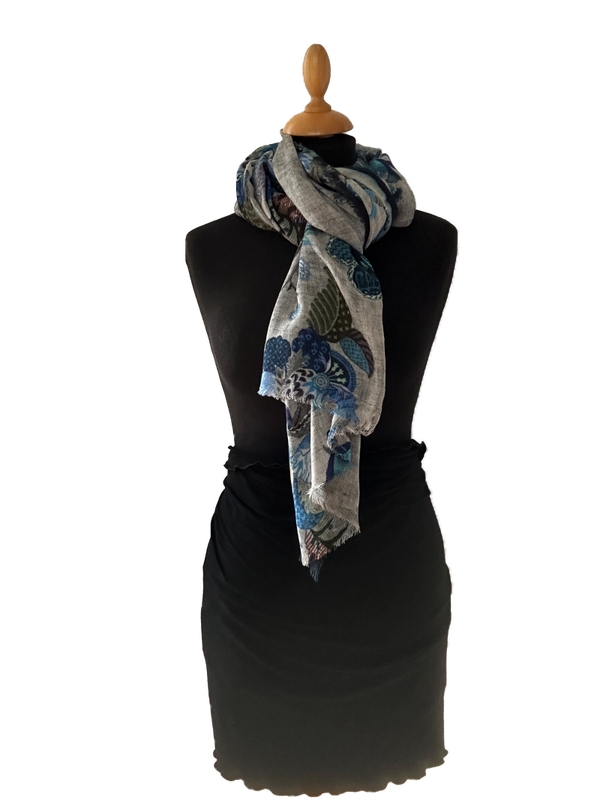 HIGHFIELD SHAWL DESSIN “FLOWER” 100% MERINO WOL, 70CM X 180CM. KLEUR GRIJS/BLAUW Code:366