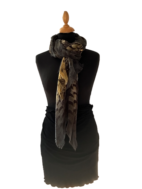 HIGHFIELD SHAWL DESSIN “VEREN” 100% MERINO WOL, 70CM X 180CM. KLEUR GOUD/BRUIN Code:380