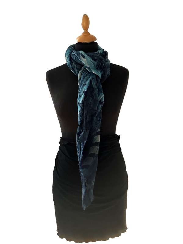 HIGHFIELD SHAWL DESSIN “VEREN” 100% MERINO WOL, 70CM X 180CM. KLEUR NAVY/JEANS Code:381