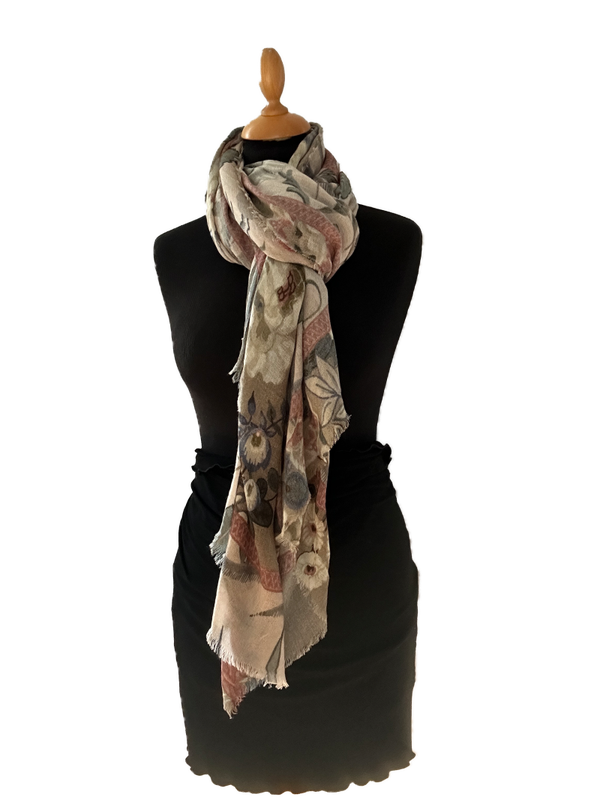 HIGHFIELD SHAWL DESSIN “FLOWER” 100% MERINO WOL, 90CM X 190CM. KLEUR SAND/OLIVE Code:382