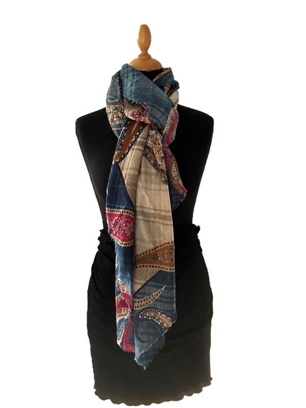 HIGHFIELD SHAWL DESSIN “PAISLEY/RUIT” 100% MERINO WOL, 90CM X 190CM. KLEUR BLUE/SAND Code:383