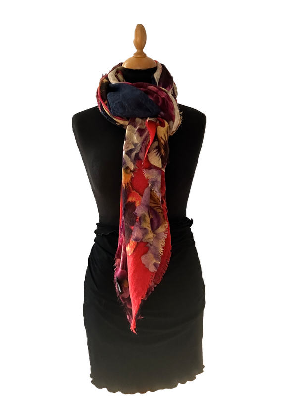 HIGHFIELD SHAWL DESSIN “PAISLEY/RUIT” 100% MERINO WOL, 90CM X 190CM. KLEUR MULTICOLOR/RED Code:384