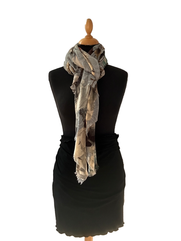 HIGHFIELD SHAWL DESSIN “FLOWER” 100% MERINO WOL, 70CM X 180CM. KLEUR GREY Code:378