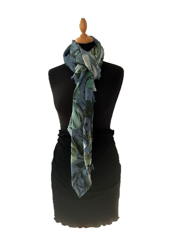 HIGHFIELD SHAWL (389) DESSIN “FLOWER” 100% MERINO WOL, 70CM X 180CM. KLEUR BLUE Code:389